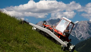 Reform Metrac bei der Arbeit mit einem Stöckl Doppelmessermähwerk und Stöckl Stachelwalzen in Hanglage