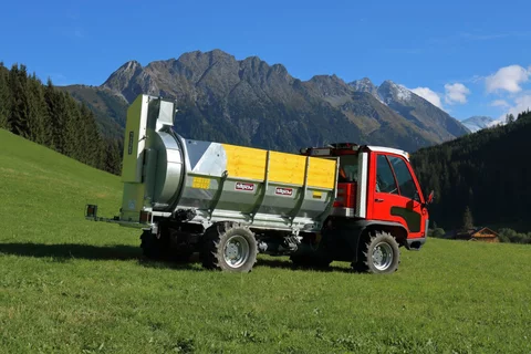 Aebi TP420 mit Stöckl Seitenstreuer