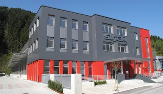 Das Firmengebäude in Fügen