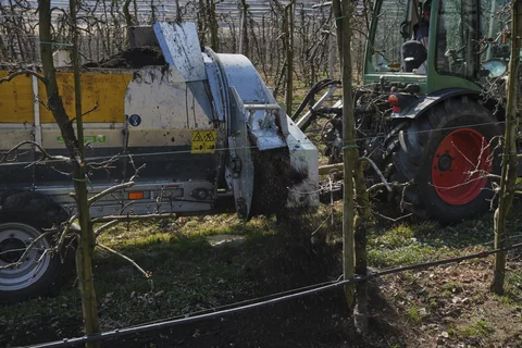 Stöckl trailer-mounted side spreader in use on an apple orchard