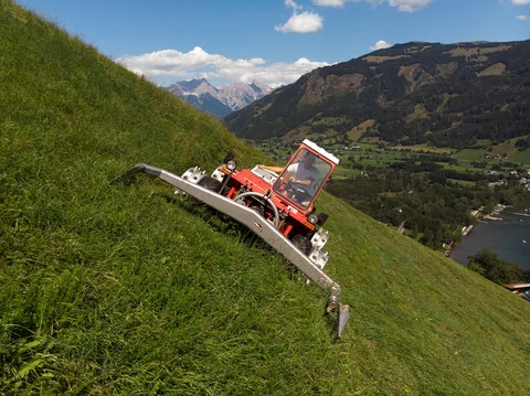 Stöckl Doppelmessermähwerk an einem Metrac beim Einsatz im Hang mit Stöckl Stachelwalzen