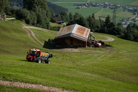 Stöckl Seitenstreuer im Einsatz in Hanglage mit Seilwinde auf einem Lindner Unitrac
