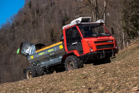 Reform Transporter mit Stöckl Seitenstreuer