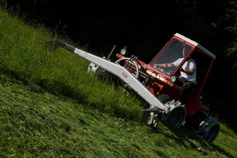 Stöckl Doppelmessermähwerk an einem Metrac beim Einsatz im Hang mit Stöckl Stachelwalzen