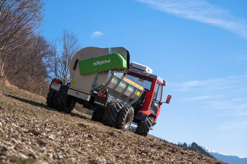 Reform Transporter mit Stöckl Seitenstreuer