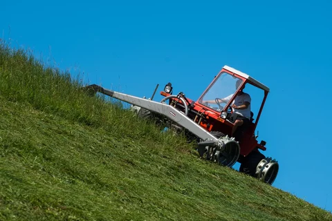 Stöckl Doppelmessermähwerk an einem Metrac beim Einsatz im Hang mit Stöckl Stachelwalzen