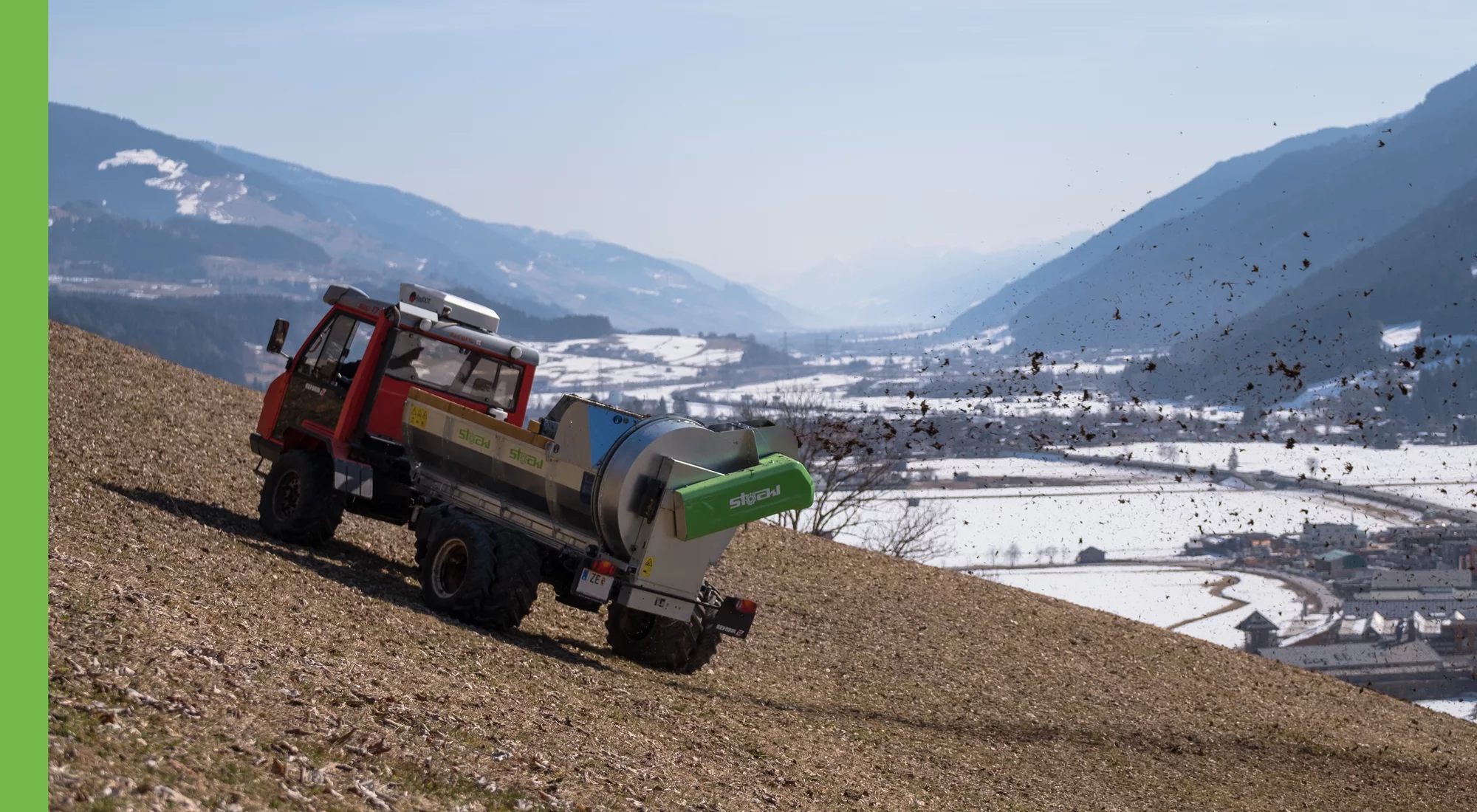 Reform Transporter mit Stöckl Seitenstreuer bei der Arbeit im Hang