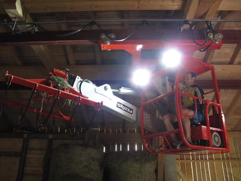 Stöckl Heukran mit eingeschaltenem Licht
