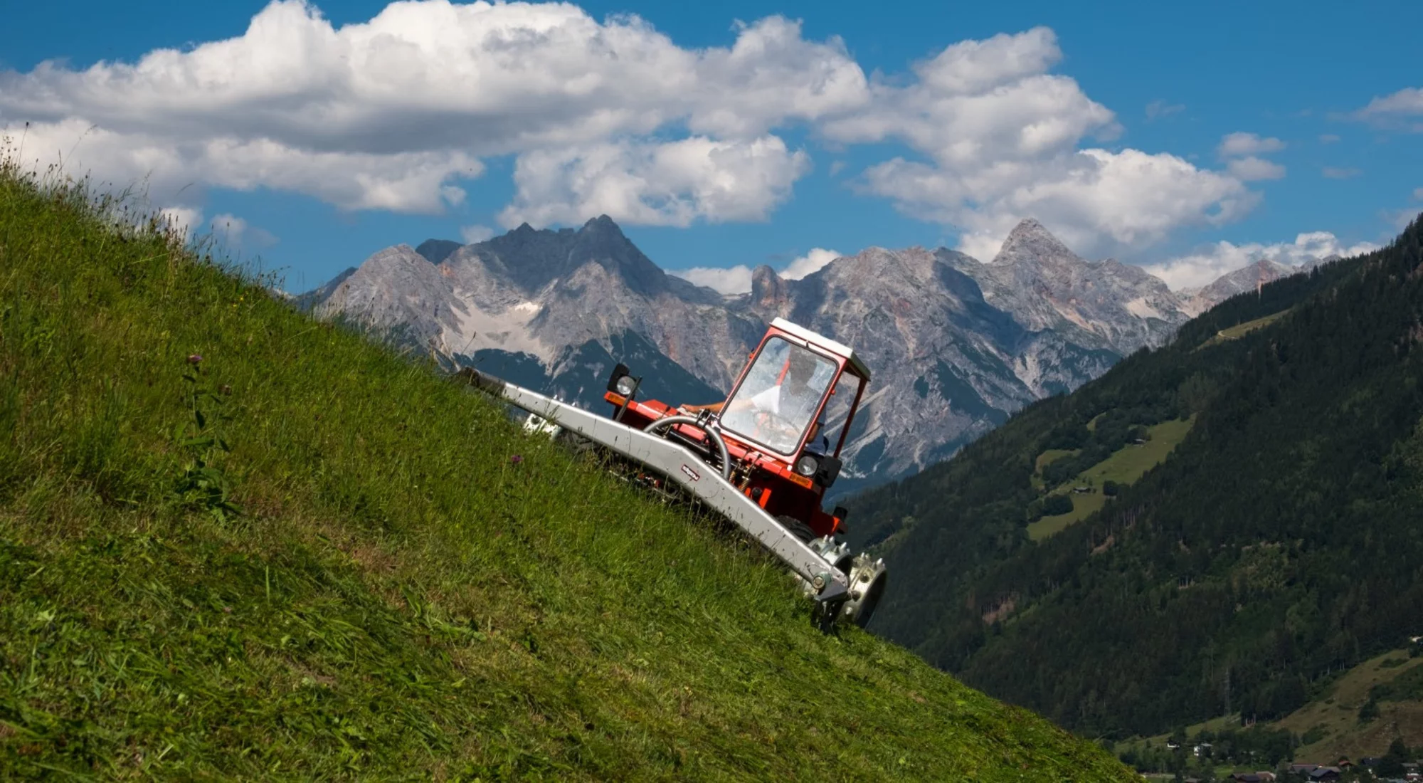 Stöckl Doppelmessermähwerk an einem Metrac beim Einsatz im Hang mit Stöckl Stachelwalzen