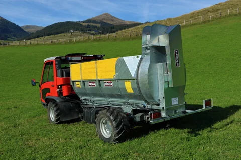 Aebi TP420 mit Stöckl Seitenstreuer