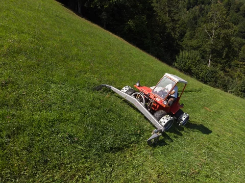 Stöckl Doppelmessermähwerk an einem Metrac beim Einsatz im Hang mit Stöckl Stachelwalzen