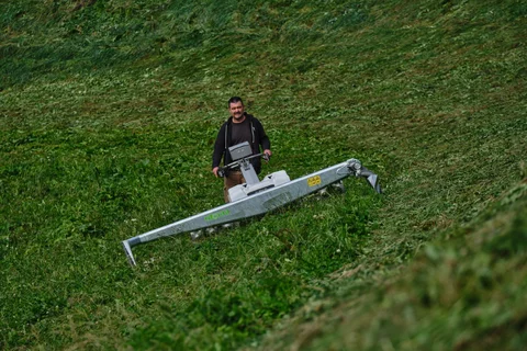 vollelektrisches Mähen mit einem Alpin 10 und einem SEM290